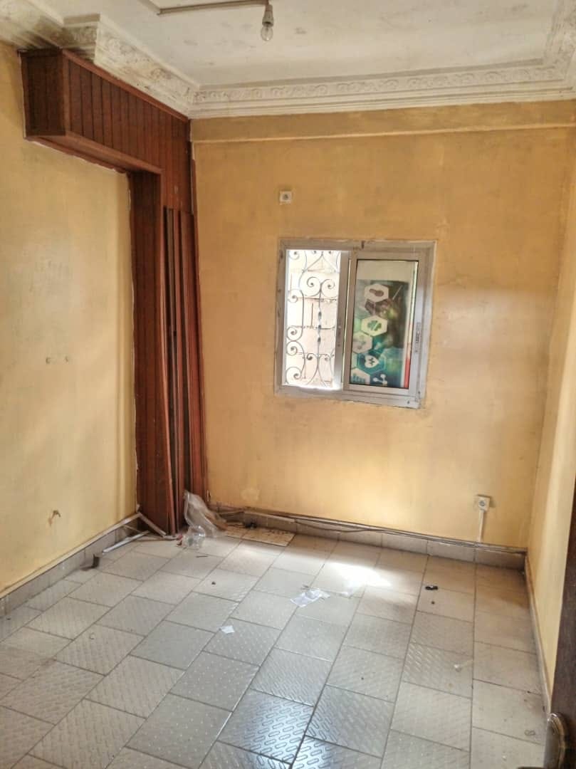 Grand espace commercial avec plusieurs pièces à Omnisports, bordure de route principale