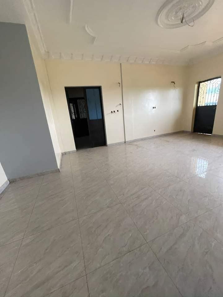 Appartement neuf avec eau chaude caméra à Ngousso