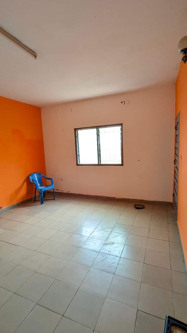 Appartement avec parking forage à Emana