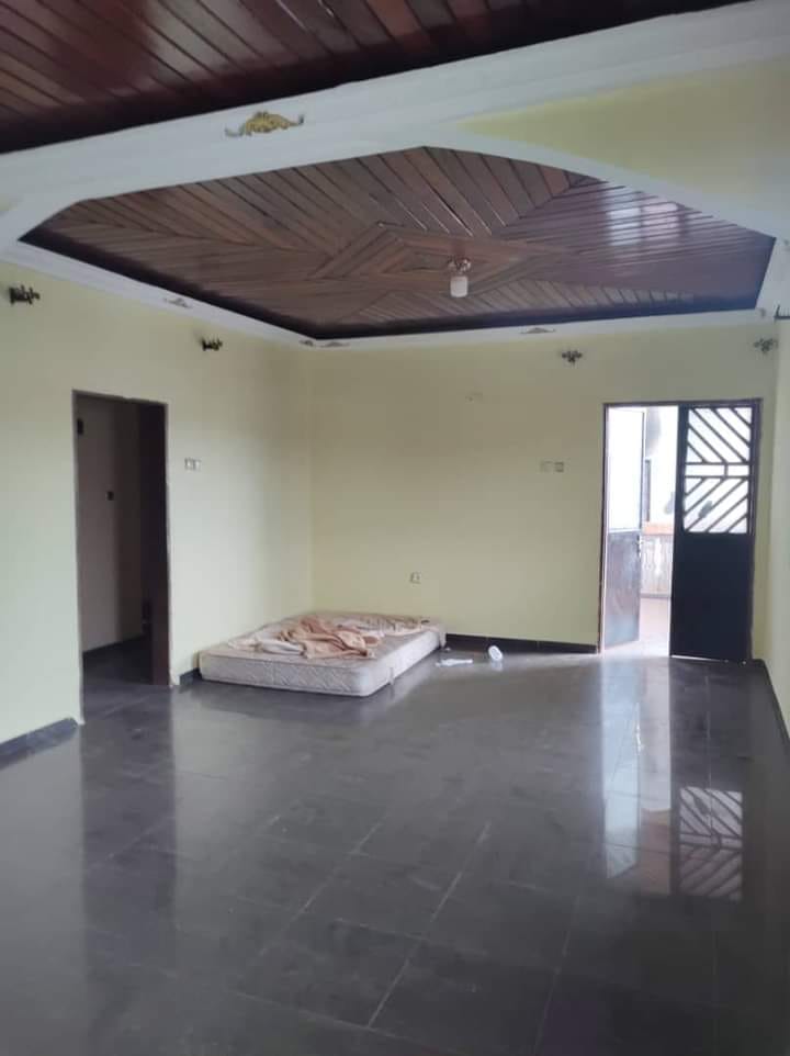 Vaste Appartement avec parking à Nkoabang