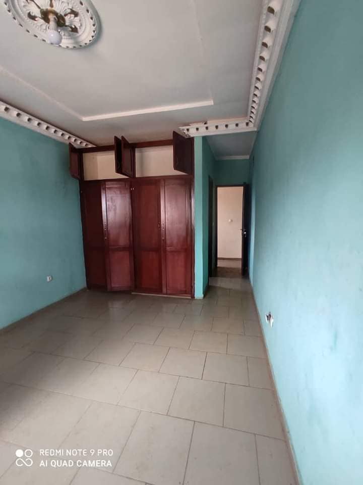 Appartement spacieux avec parking à Biteng