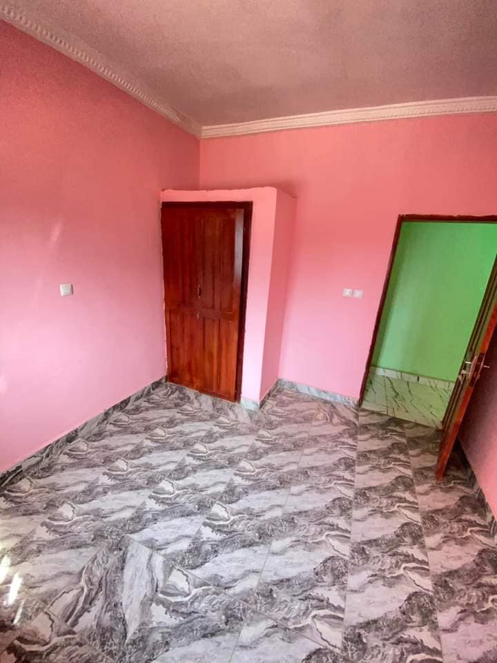 Appartement avec eau chaude forage à Etoudi