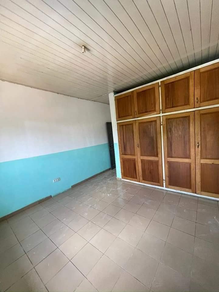 Bel Appartement spacieux avec eau chaude parking à Fouda