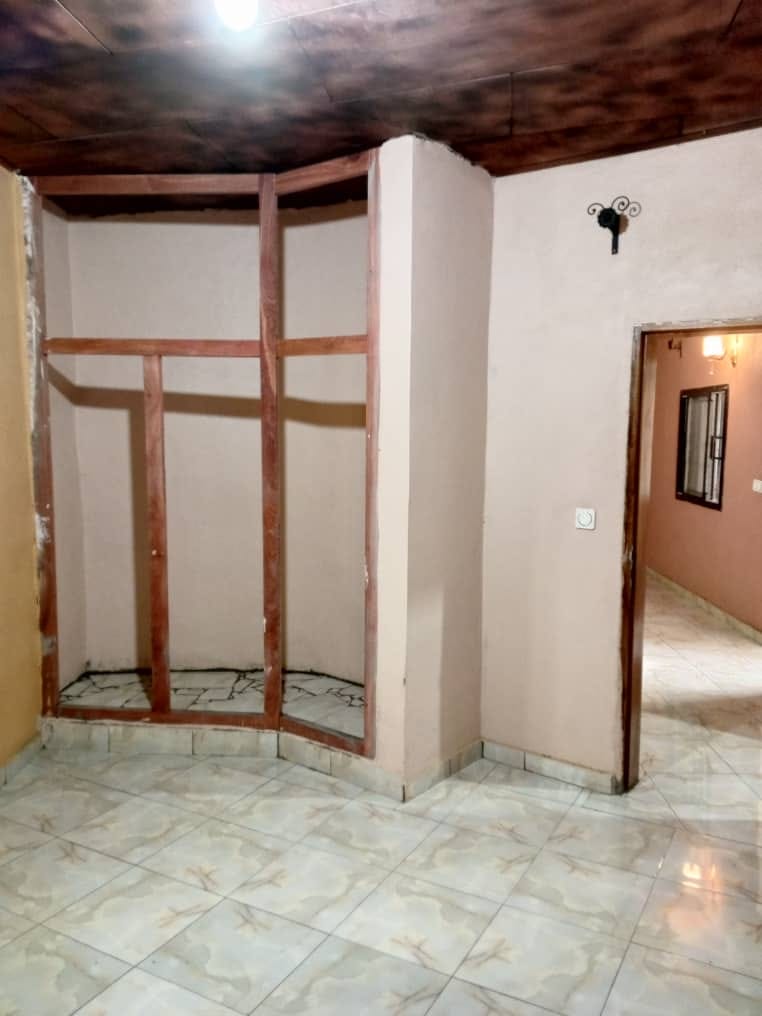 Studio avec parking à Biyemassi