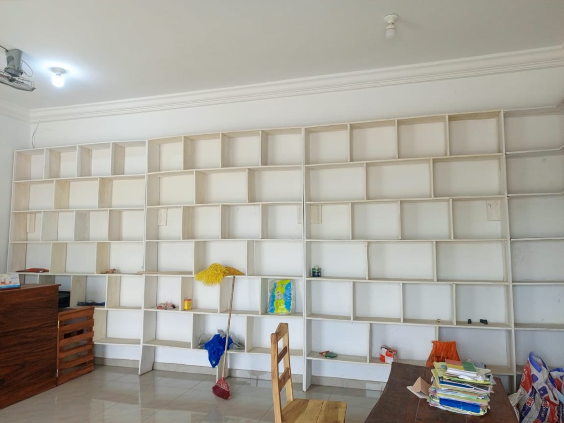 une grande boutique staffée sanitaires à louer