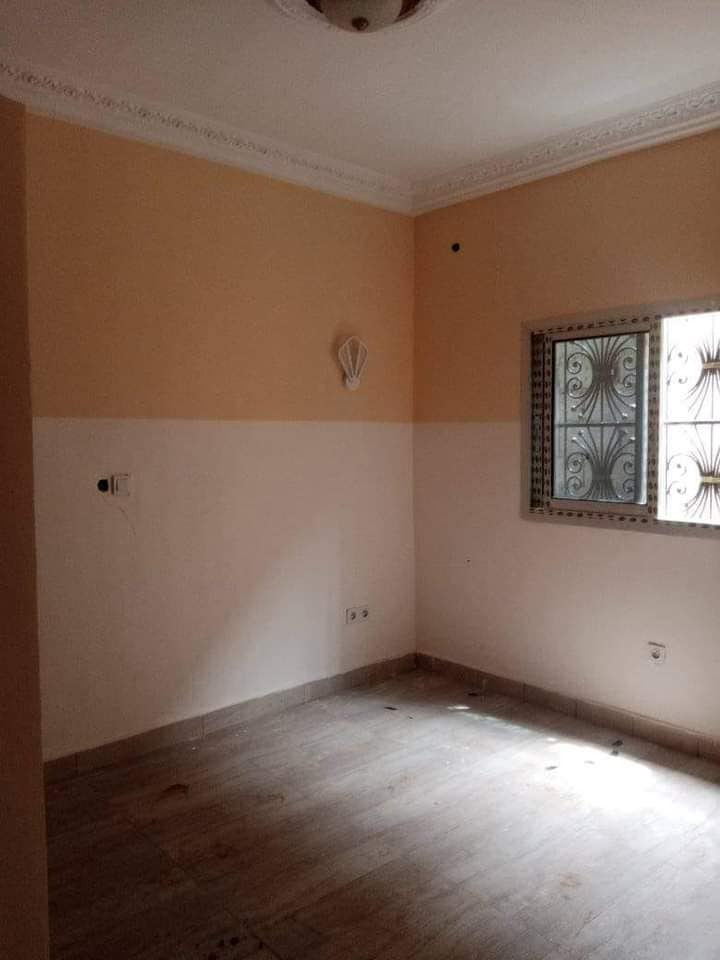 Studio avec parking forage à Olembe 70 000×7 Frais de visites et suivi client: 10 000. Commission: