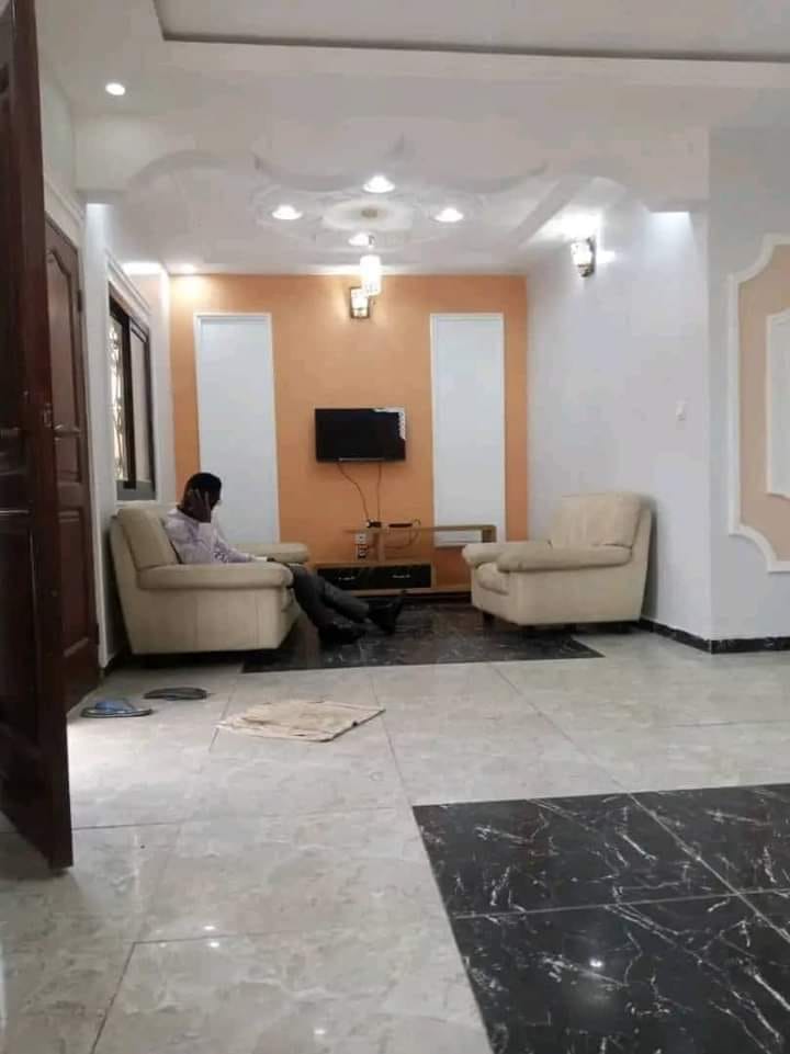 Jolie villa titrée à vendre à Mbankolo avec parking piscine