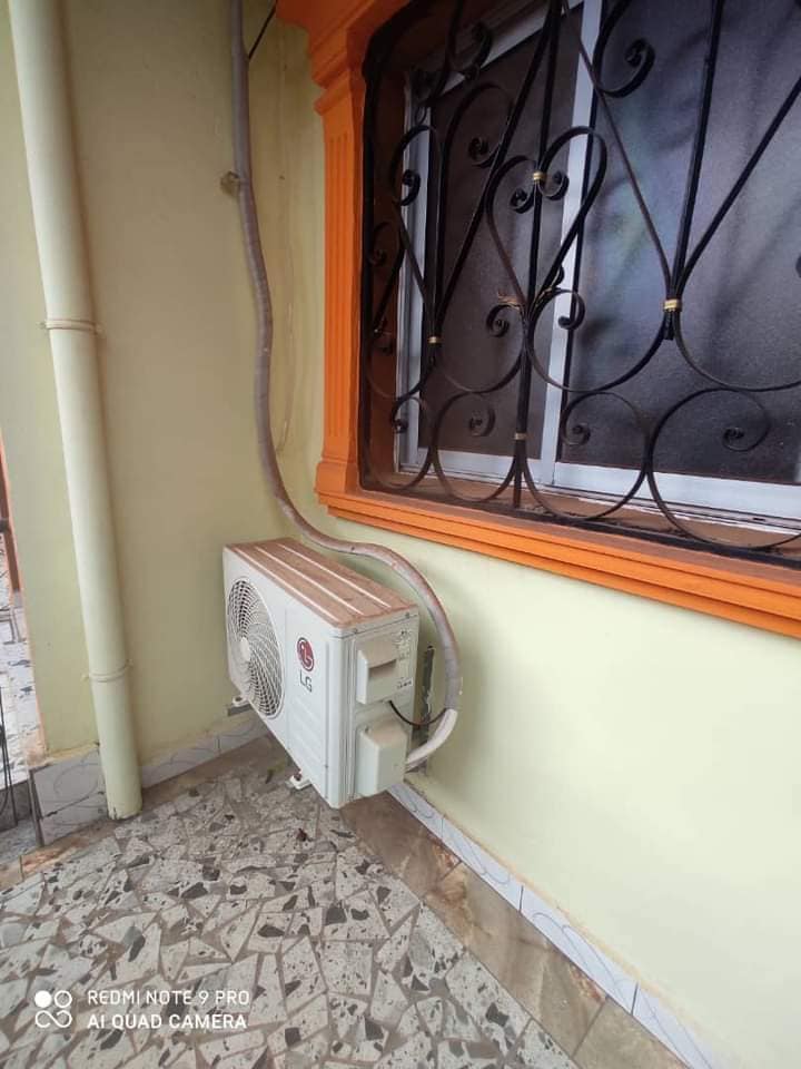 Appartement neuf avec eau chaude forage Nkoabang Lada en bordure de route