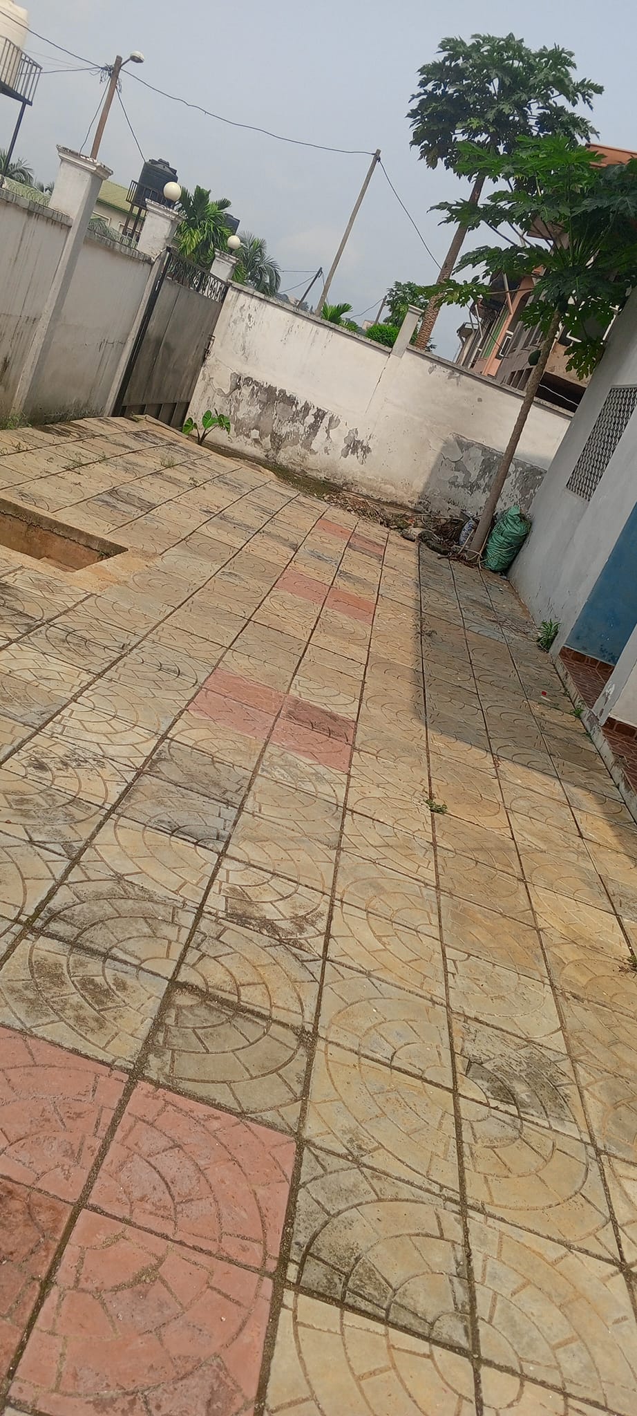 Duplex spacieux avec parking eau chaude baignoire dependance à Ahala accès goudronné