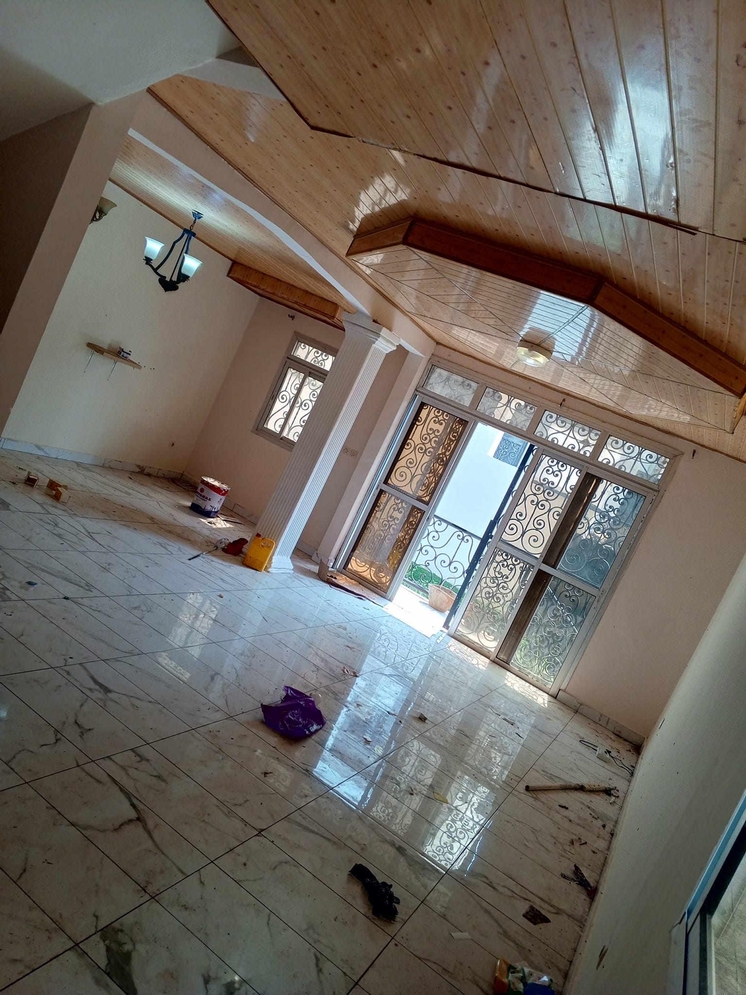 Duplex avec parking forage caméra de surveillance eau chaude baignoire boukaro à Ahala