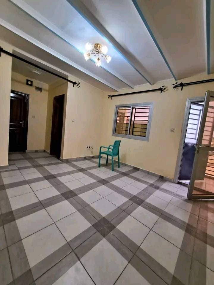 Bel Appartement neuf à louer à Nkolfoulou avec gardien forage parking