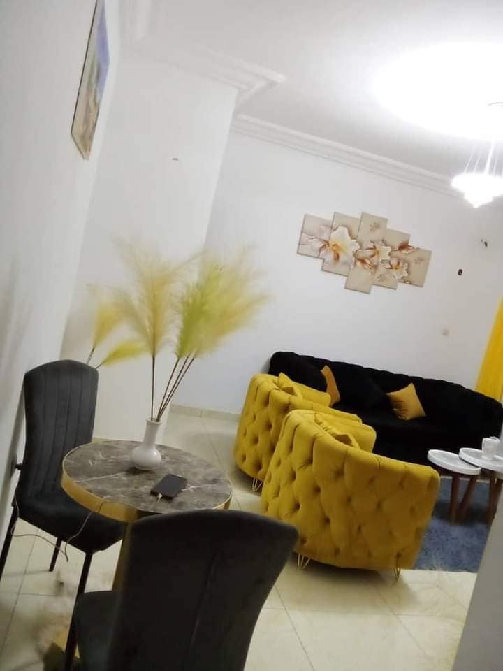 Beau studio meublé à louer à Bata Nlongkak en bordure de route principale