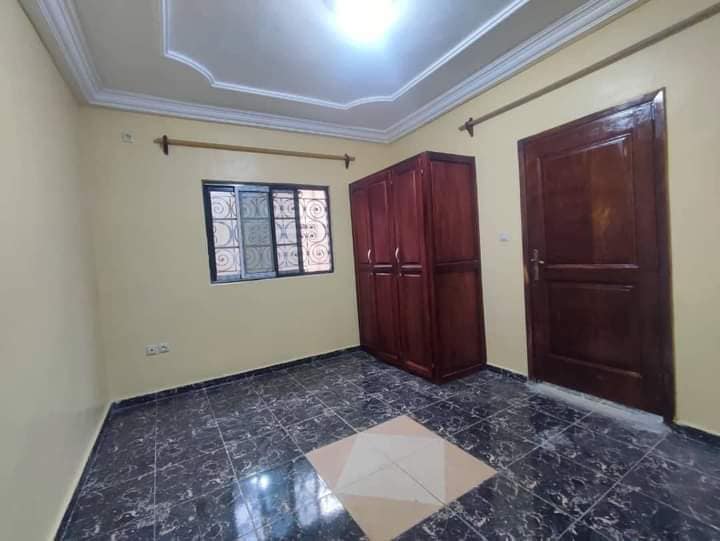 Joli studio neuf avec gardien forage parking à Nsimeyong