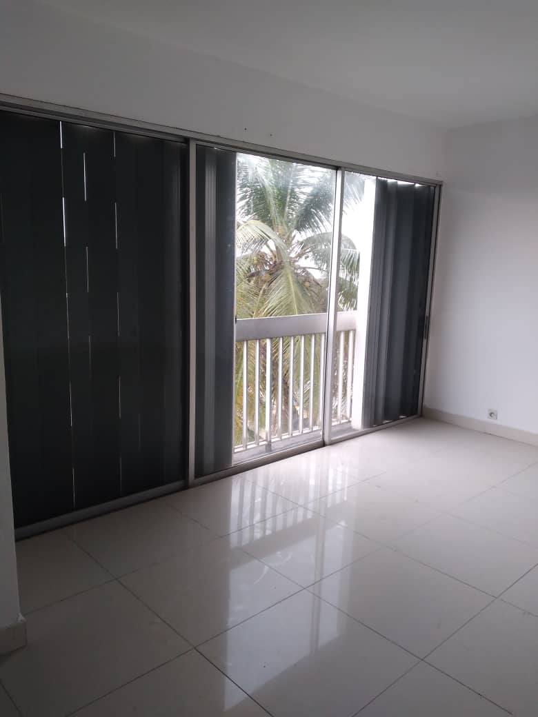 Studio avec T.F à usage à vendre dans immeuble à Montagne Sainte Studio avec T.F à usage à vendre dans immeuble à Montagne Sainte