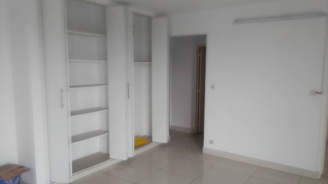 Studio avec T.F à usage à vendre dans immeuble à Montagne Sainte