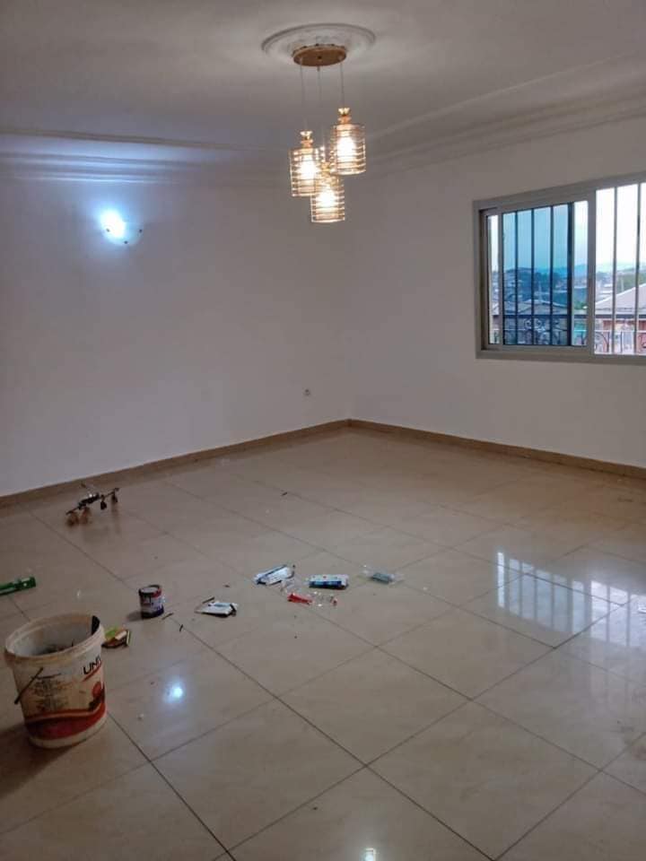 · Immeuble titré de 6 appartements à vendre à Mimboman SG