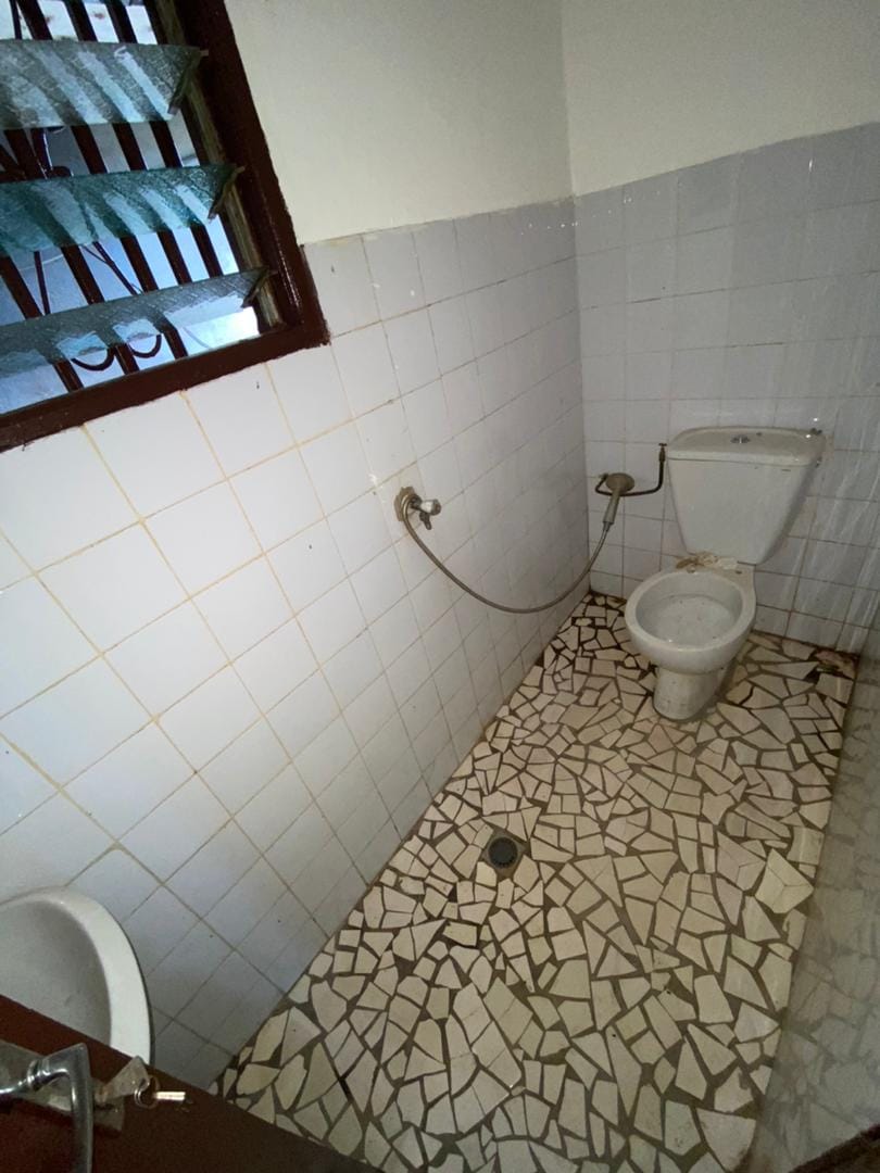 Espace commercial avec mezzanine et magasin à louer à Biyemassi