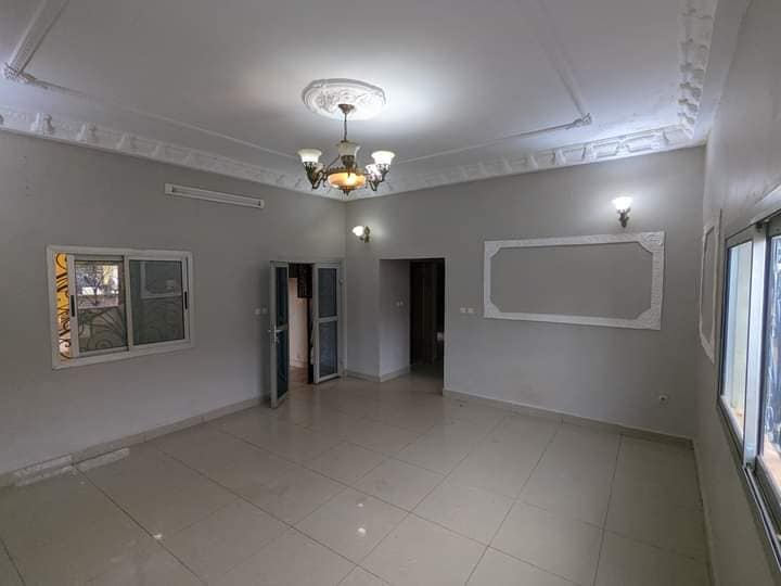 Appartement avec eau chaude, forage, prépayé parking à Santa Barbara. Moto 100F 2 chambres 2 douches