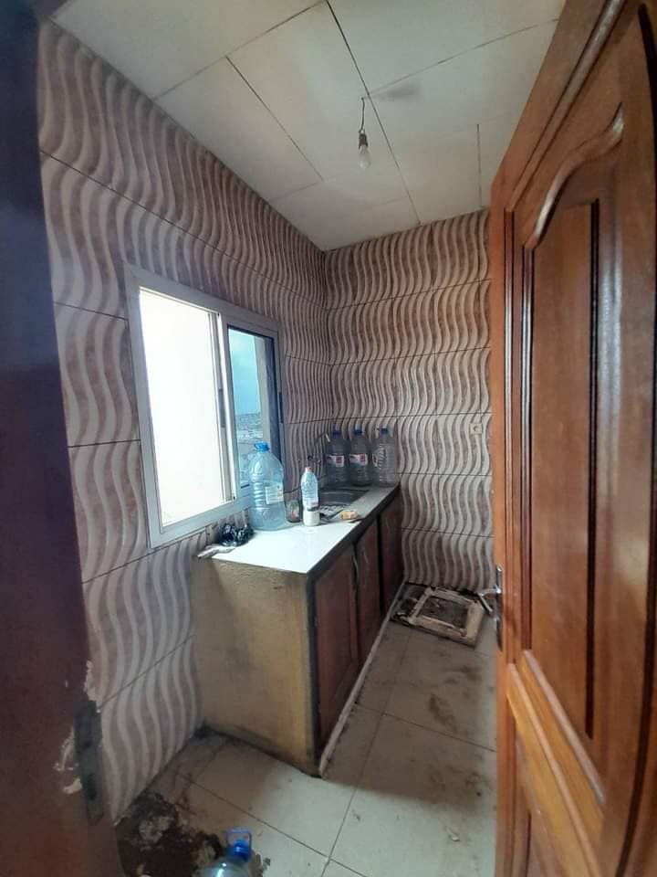 Studio avec eau chaude gardien forage parking à Santa Barbara Frais de visite: 10 000 FCF