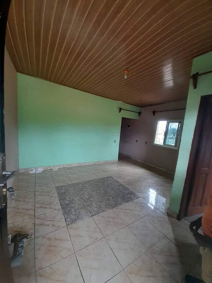 Studio en bordure de route avec parking forage à Tsinga village .