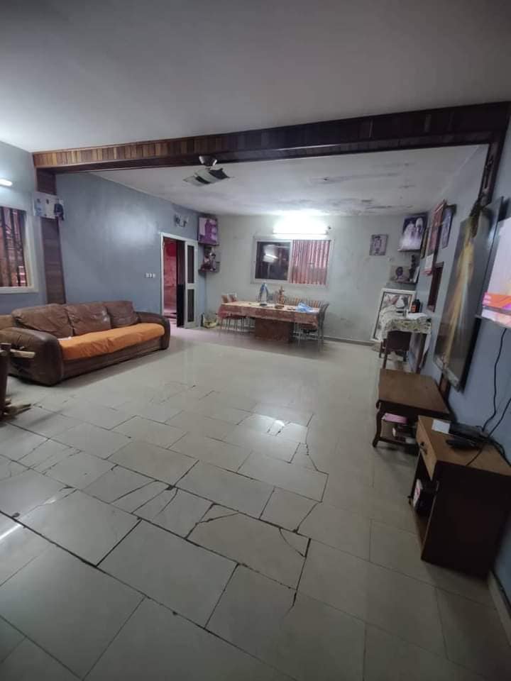 Triplex titré avec le dernier niveau inachevé parking à vendre à Santa Barbara bordure de route