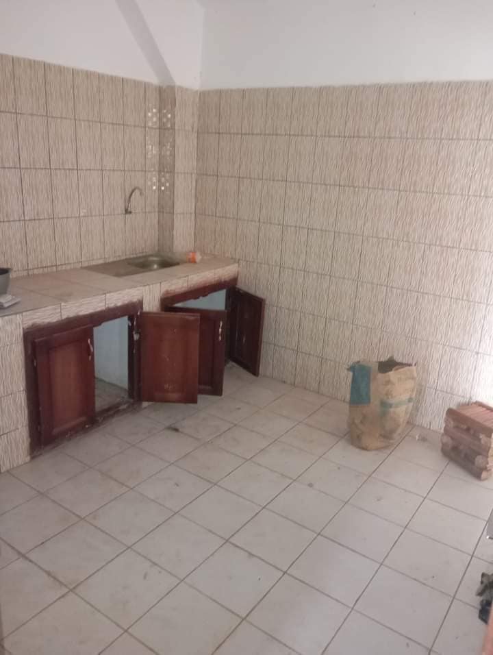 Appartement propre avec parking forage à Odza terminus. 2 chambres 2 douches ....