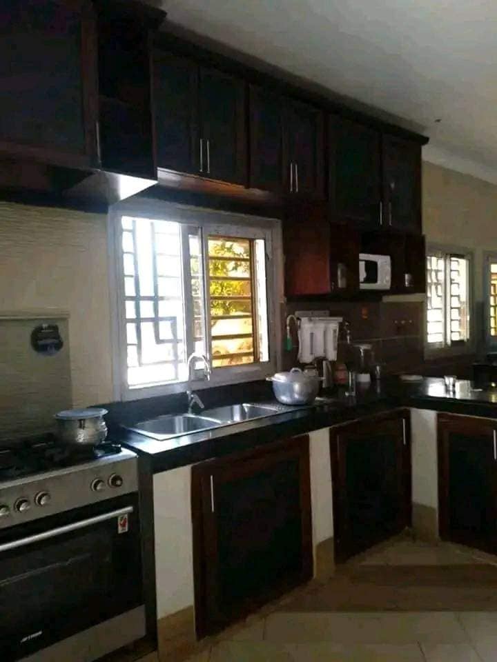 Vaste Duplex avec eau chaude, forage, espace pour jeux, parking à Tsinga village