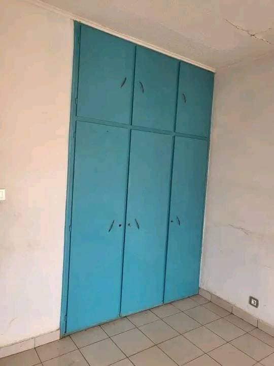 Duplex avec eau chaude, baignoire parking forage à Messa