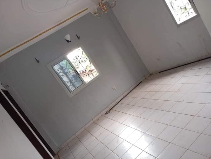 Appartement propre avec parking forage à Odza terminus accès goudronné