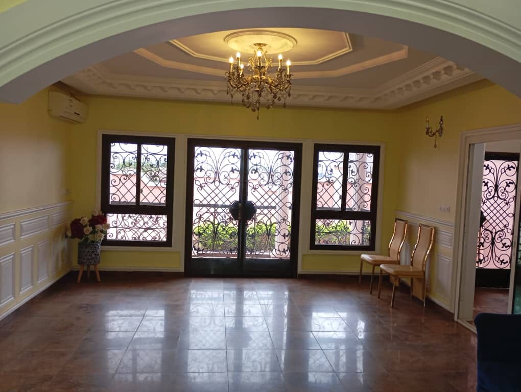 Belle villa à Odza dans une zone résidentielle