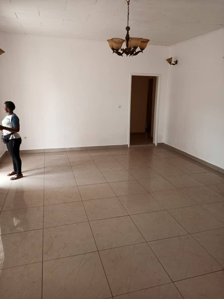 Villa pour bureaux ou habitation à Etoudi avec parking