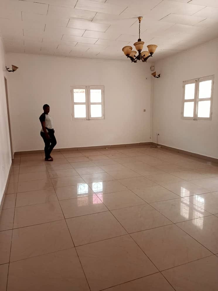 Villa pour bureaux ou habitation à Etoudi avec parking