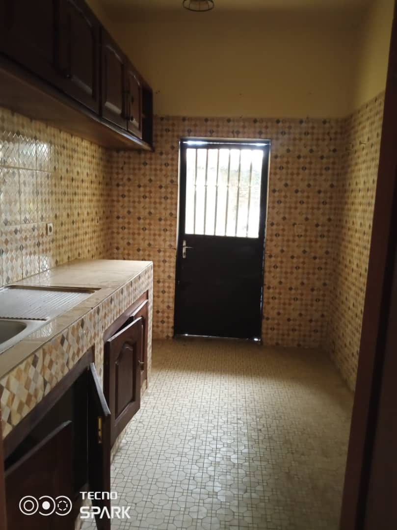 Appartement avec gardien parking forage à Essos