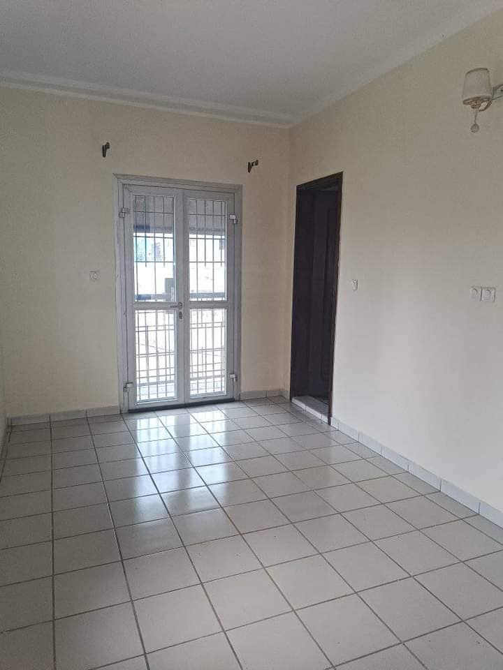 Bel appartement Eau chaude gardien parking forage à Ahala