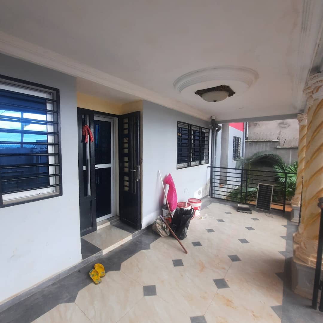 Villa avec eau chaude parking forage magasin à Nkoabang 10eme arrêt