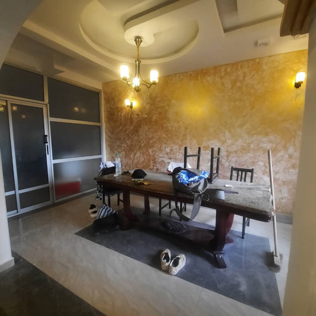 Villa avec eau chaude parking forage magasin à Nkoabang 10eme arrêt