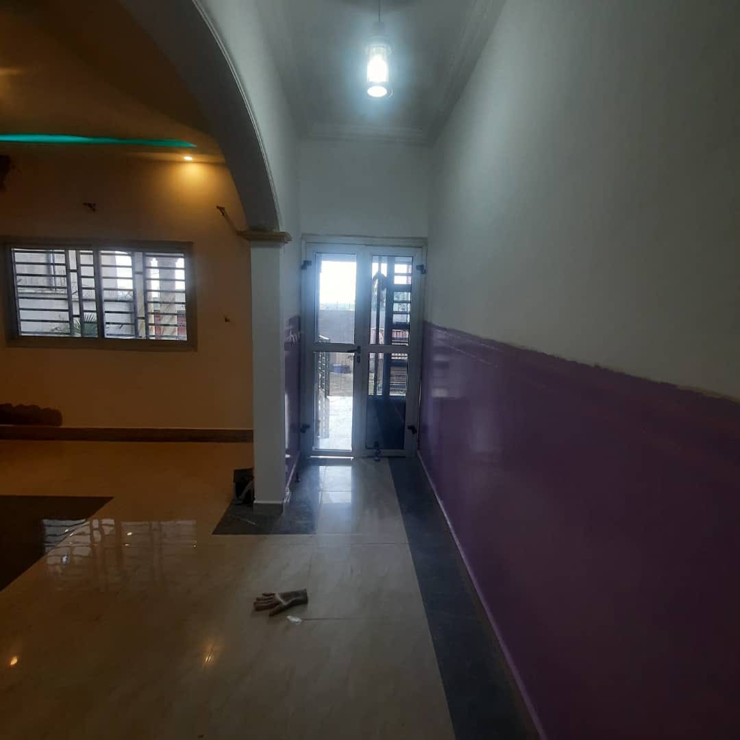 Villa avec eau chaude parking forage, magasin à Nkoabang 10eme arrêt. 4 chambres 4 douches ....