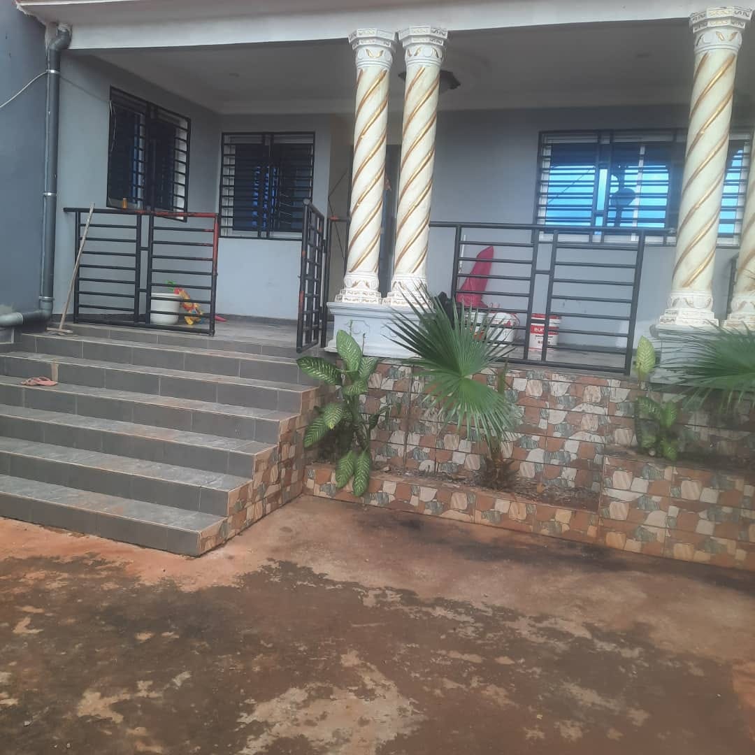 Villa avec eau chaude parking forage magasin à Nkoabang 10eme arrêt