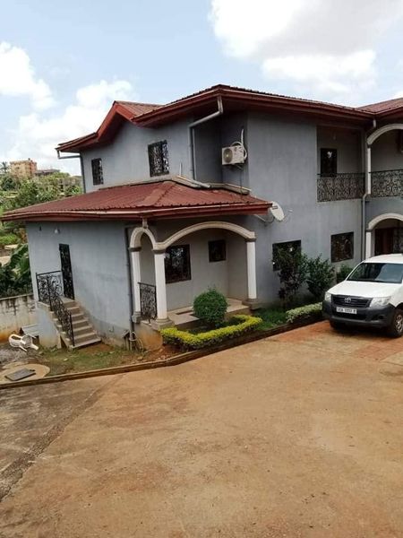 Triplex titré avec clim,eau chaude, parking espace vert à vendre à Mimboman Yaoundé