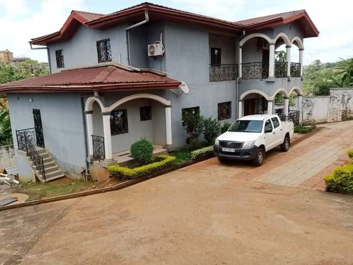 Triplex titré avec clim,eau chaude, parking espace vert à vendre à Mimboman Yaoundé