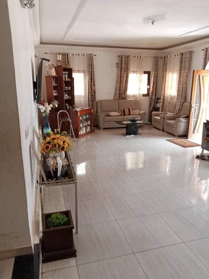 Triplex titré avec clim,eau chaude, parking espace vert à vendre à Mimboman Yaoundé