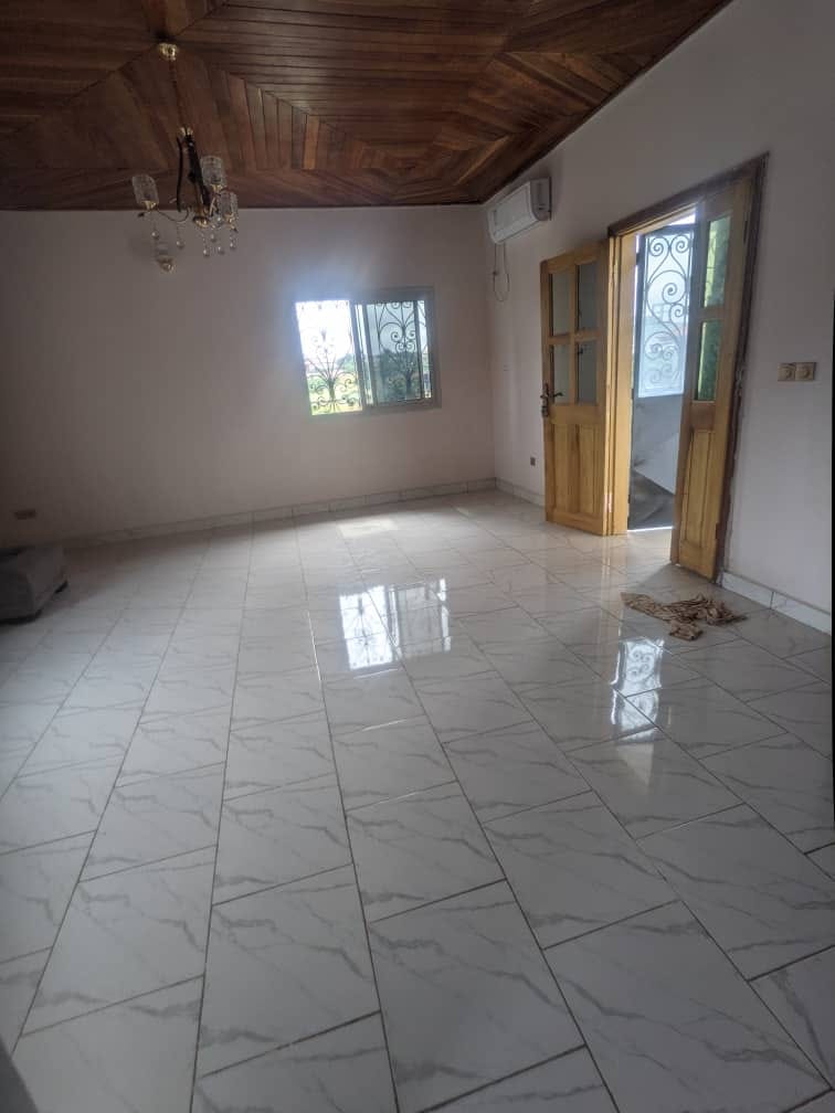 Vaste Appartement avec clim, parking forage à Awae Monti