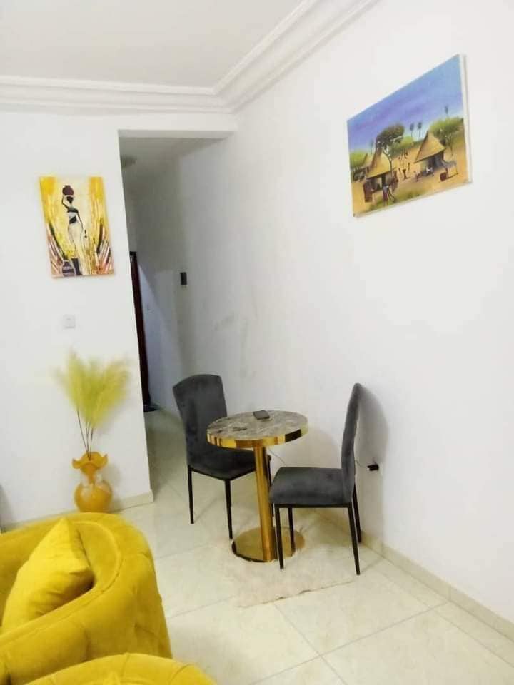 S𝘁𝘂𝗱𝗶𝗼 𝗺𝗲𝘂𝗯𝗹é 𝗛𝗮𝘂𝘁 𝐬𝐭𝐚𝐧𝐝𝐢𝐧𝐠 à Bata Nlongkak bordure de route principale