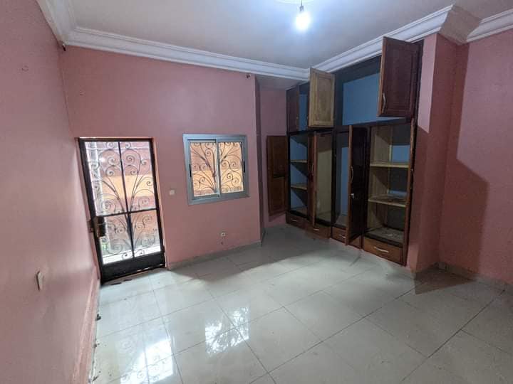 Appartement avec eau chaude, forage, prépayé parking à Santa Barbara. Moto 100F 2 chambres 2 douches