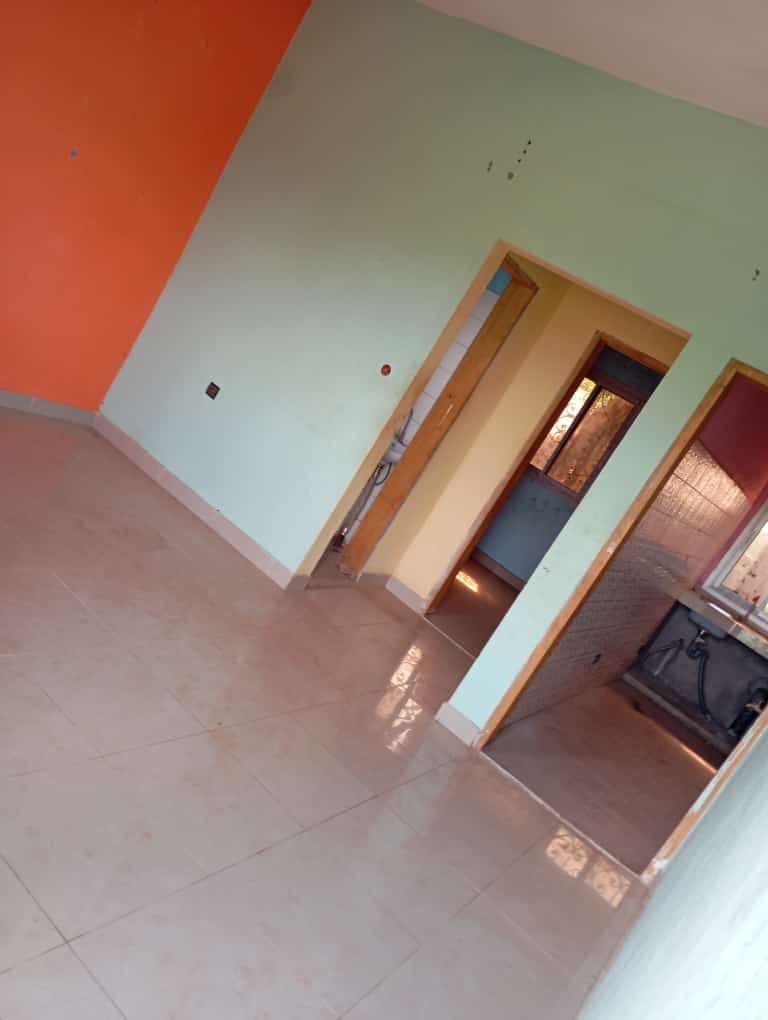 Studio avec forage à Odza petit marché Moto 200