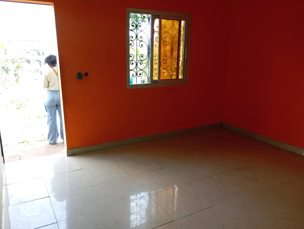 Studio avec forage à Odza petit marché Moto 200