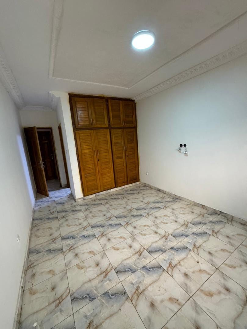 Bel Appartement haut standing avec parking forage à Simbock trois lampadaire. 2 chambres 2 douches..