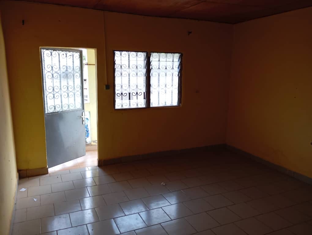 Studio avec forage à Odza petit marché