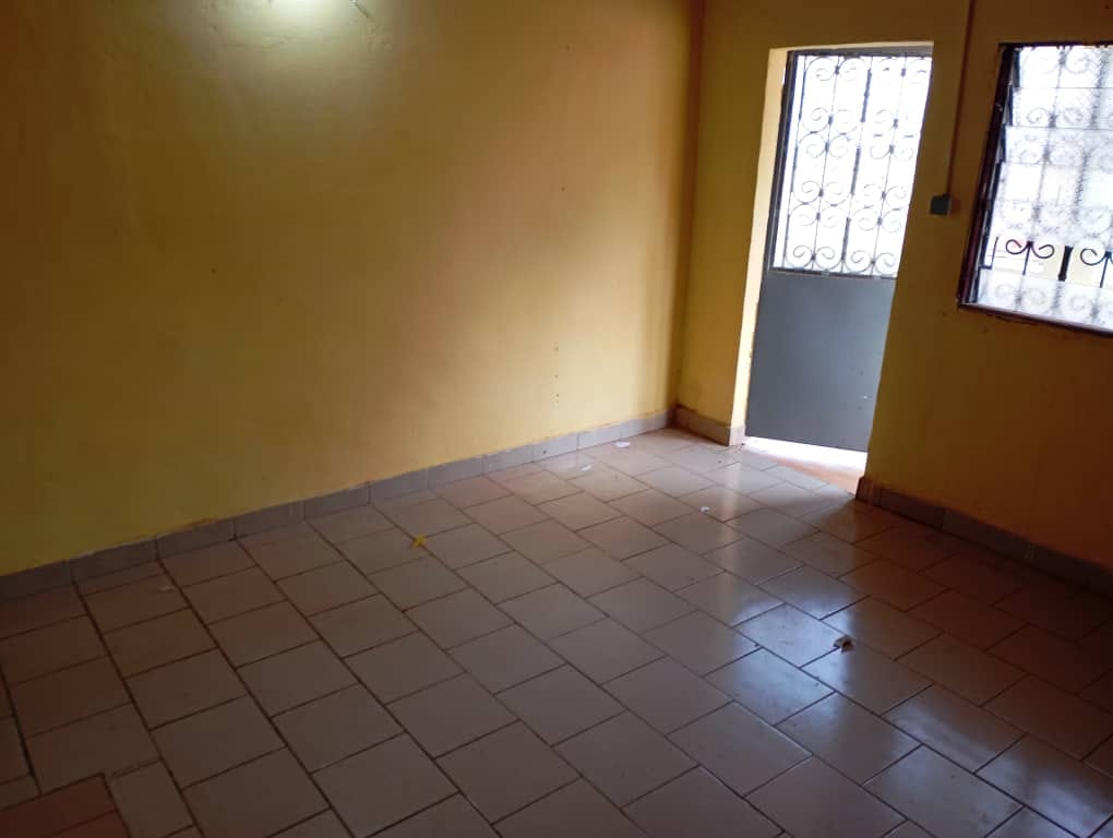 Studio avec forage à Odza petit marché