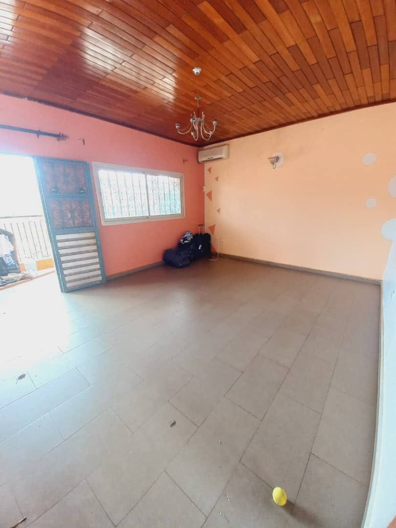 Appartement avec clim parking forage à Emana